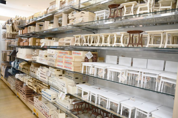百元店的商品種類繁多，從高品質(zhì)的電器商品到最潮的時(shí)尚用品，一定會(huì)讓您驚喜無(wú)比。