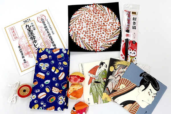 在百元店可以買(mǎi)到富有日本特色的商品，這使百元店成為購(gòu)買(mǎi)紀(jì)念品饋贈(zèng)親友的熱門(mén)選擇。當(dāng)然，您也可以隨時(shí)為自己購(gòu)買(mǎi)商品。